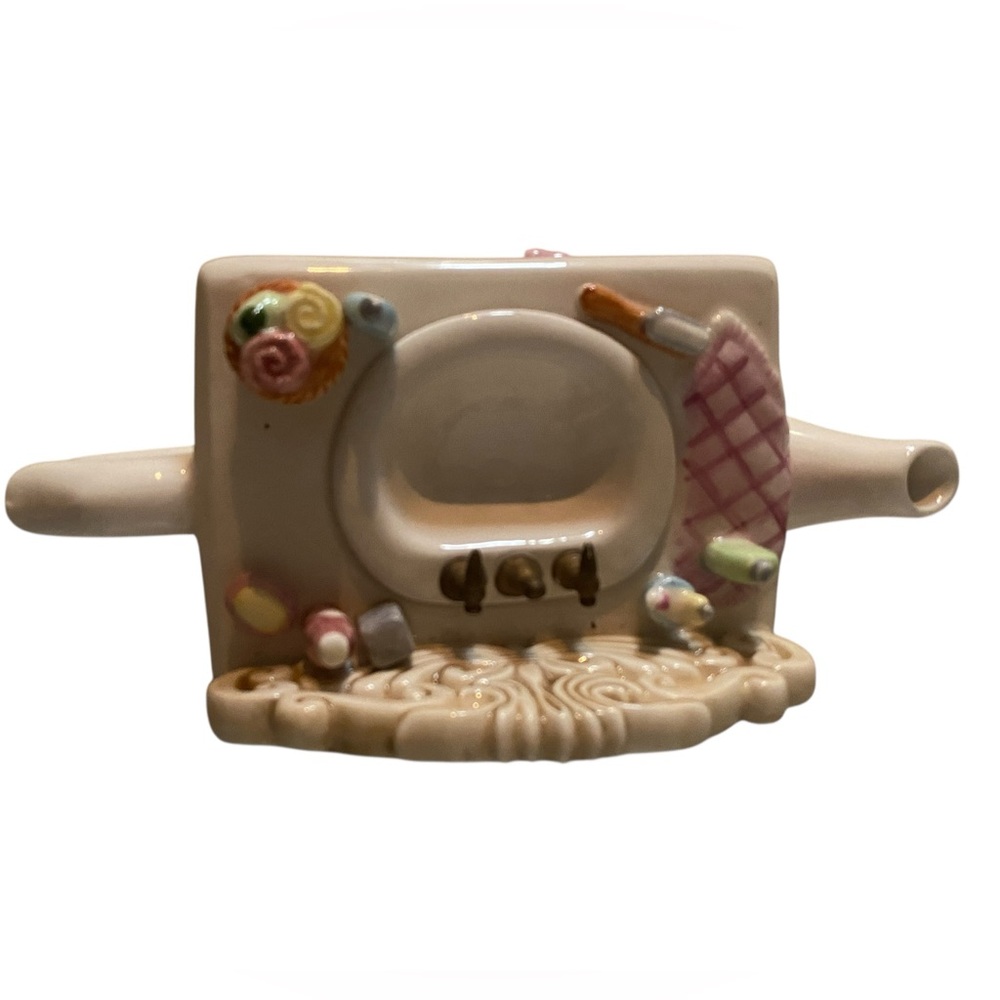Two Collectable Fun Tea Pots - Picture 7 of 7